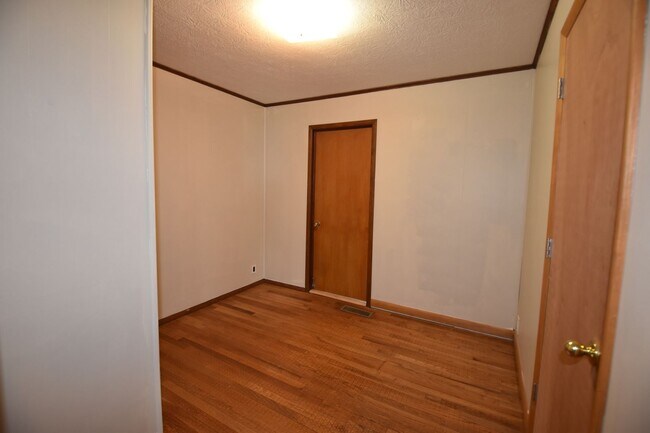 Building Photo - 3 Bedroom 2 Full Bath Home in Greenfield, Fenced Yard