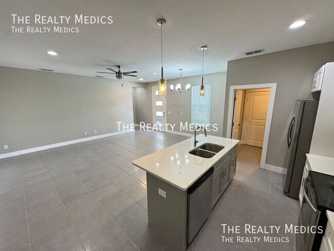 Building Photo - 205 Hibiscus Ln