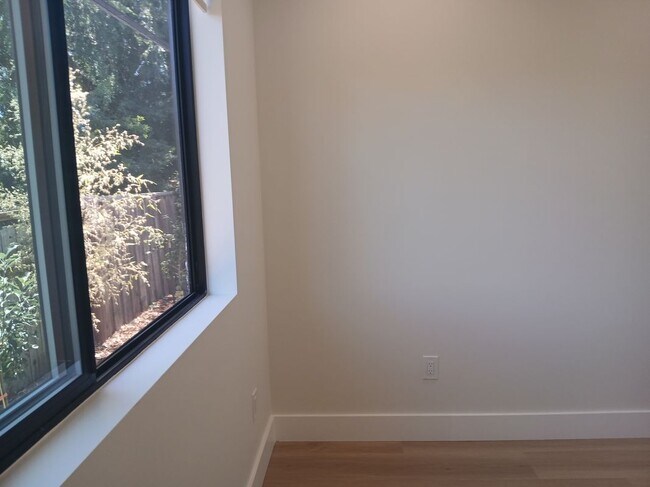 Building Photo - 523 Lancaster Way