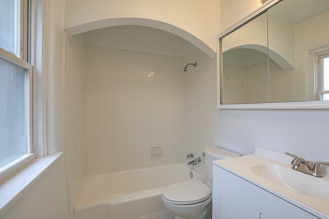 Building Photo - 618 Sycamore St NE