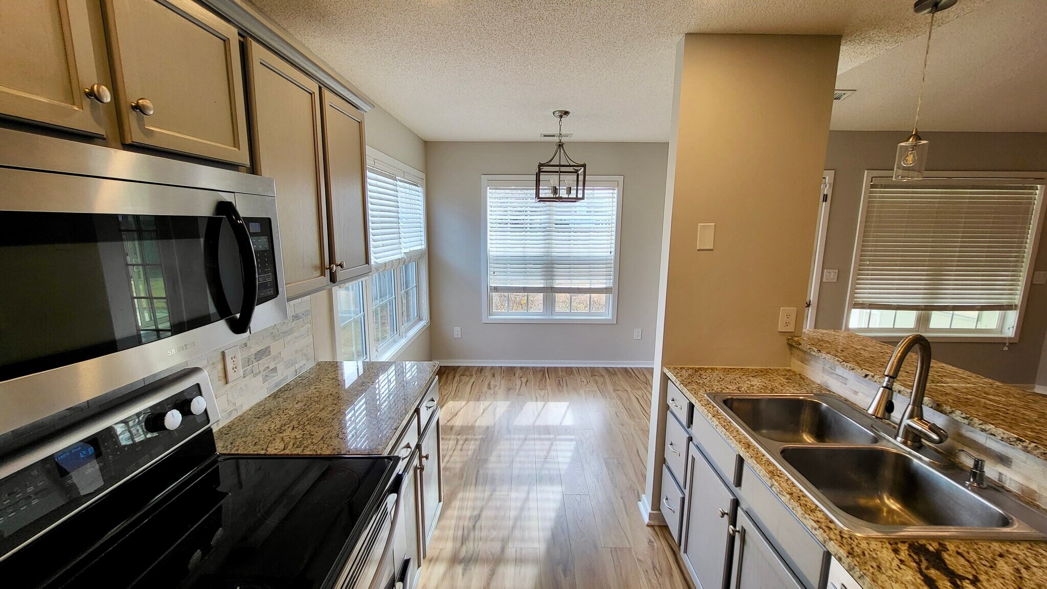 Kitchen - 307 Smallwood Ct