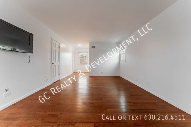 Building Photo - *** TWO WEEKS FREE RENT! 2600 SQ FT / 2 WE...