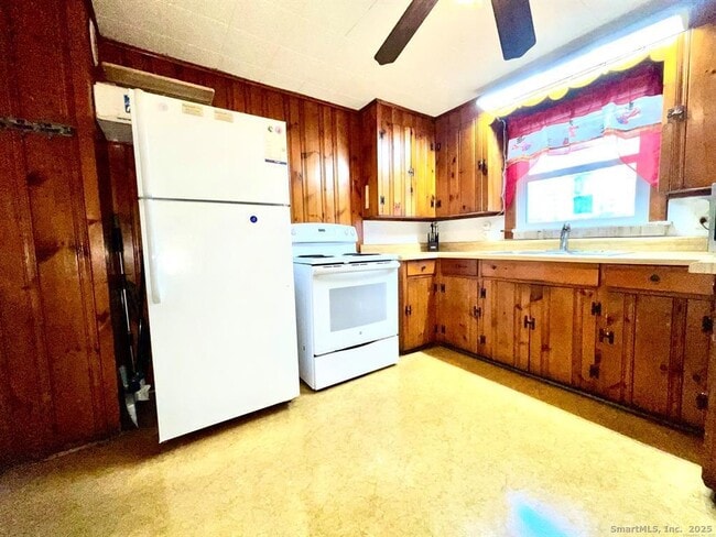 Building Photo - 131 Greenwood St