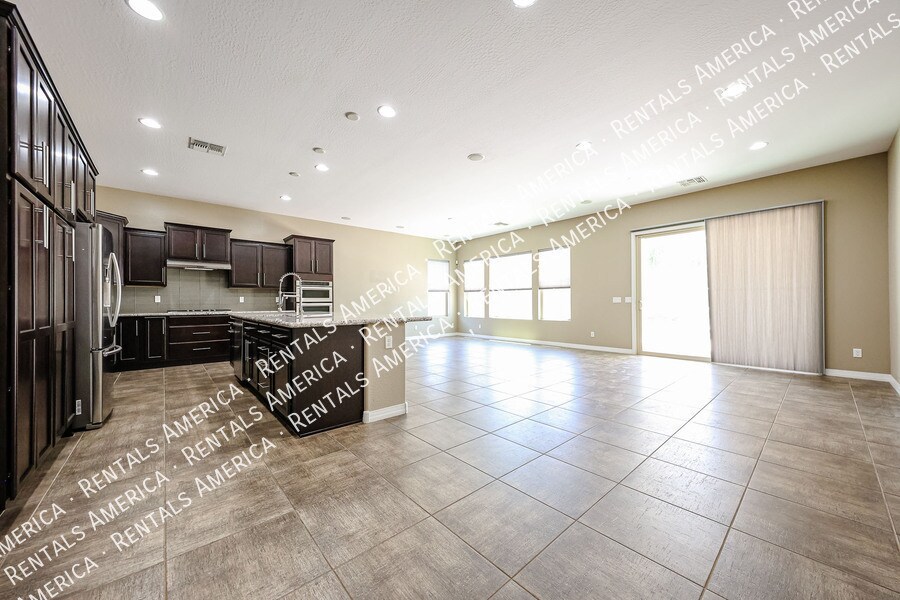 Building Photo - 3325 E Coconino Dr