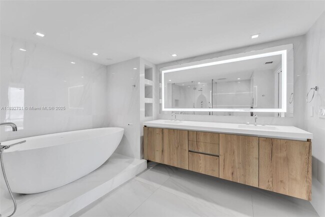 Building Photo - 465 Brickell Ave