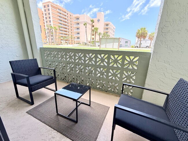 Building Photo - Coastal comfort awaits in this furnished 2Bedrooms / 2Baths condo in Daytona Beach!
