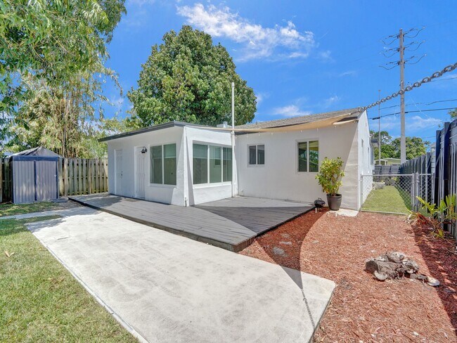 Building Photo - 1713 NE 15th Ave