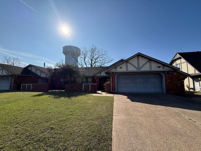 Building Photo - 2 bed 2 bath Duplex in with Large Living Room.