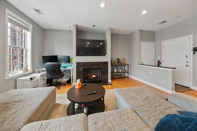 Building Photo - Stunning 2 Bed 2 Bath in the Ukrainian Village area