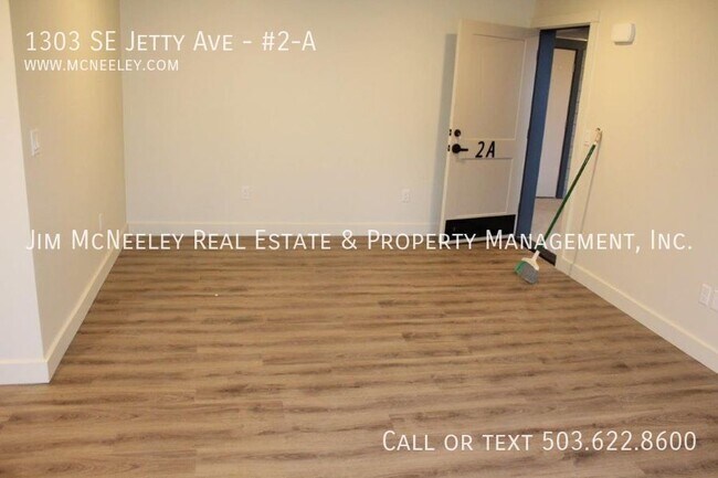 Building Photo - Second level 2 bed/ 1 bath with 1 Assigned...