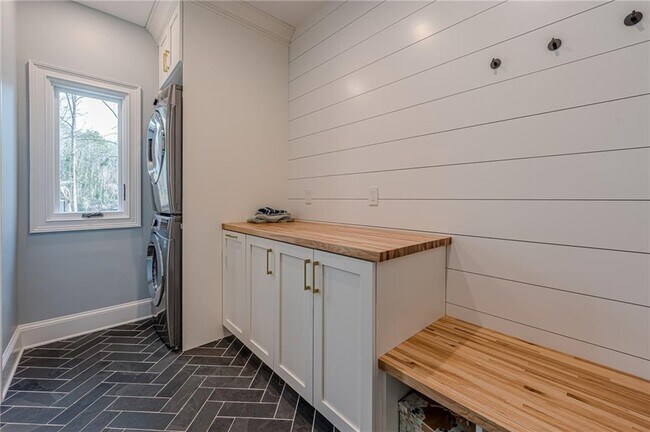 Building Photo - 4562 Columns Dr SE