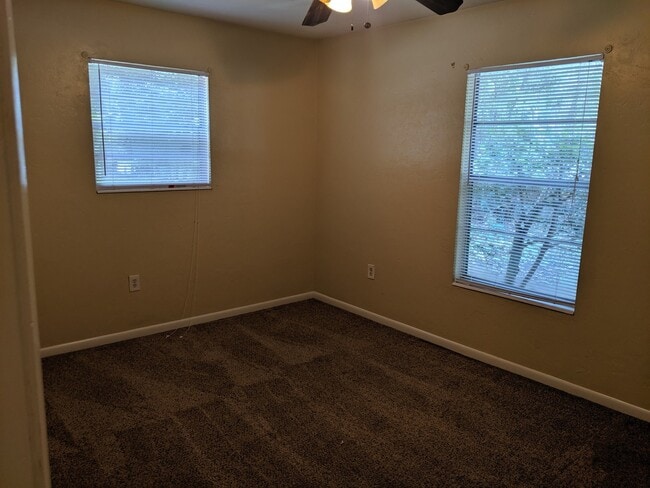 Building Photo - 4-bedroom, 2-bath home on University Ave next to UF