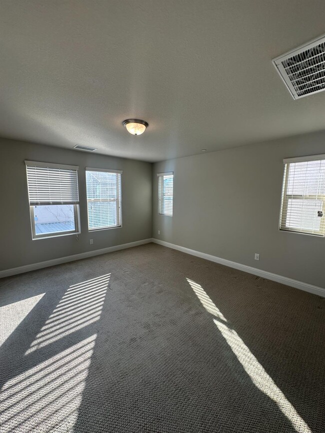 Building Photo - 1325 E Via Viola Way