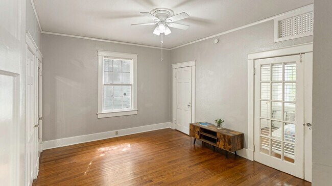Building Photo - Adorable Cottage Just Steps from LSU's Campus and the Lakes!