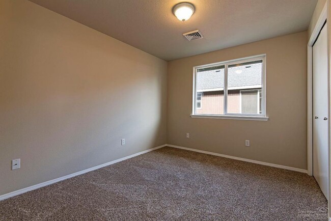 Building Photo - Redmond Townhome
