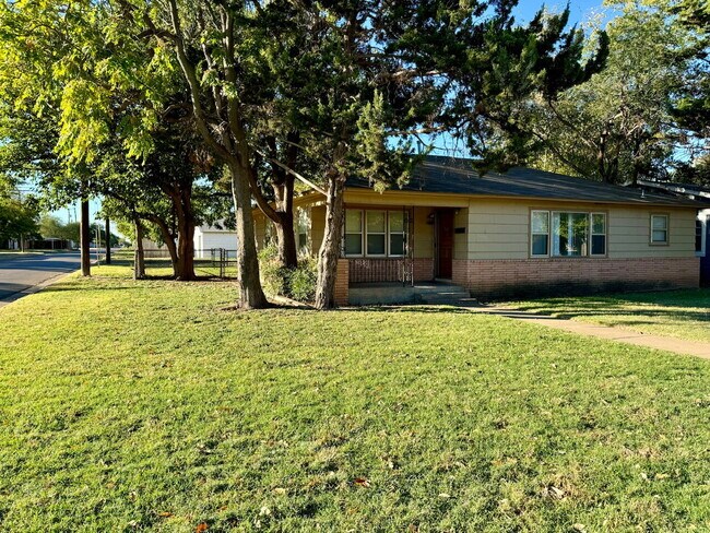 Building Photo - 3 Bedroom Home with Spacious Bedrooms
