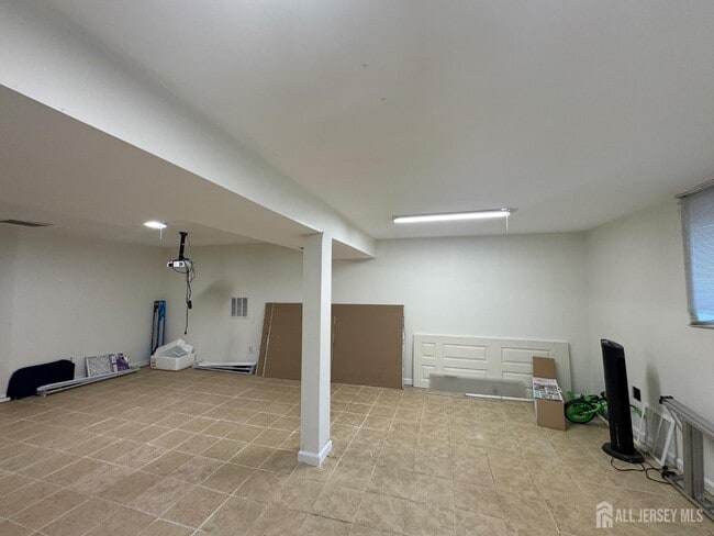 Building Photo - 16 Dawn Ct