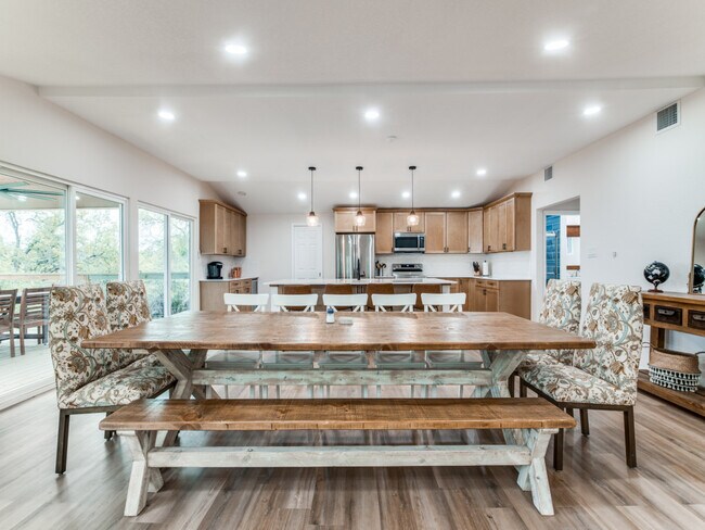 Building Photo - 268 White Oak Dr