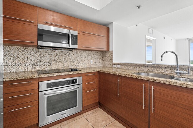 Building Photo - 2681 N Flamingo Rd
