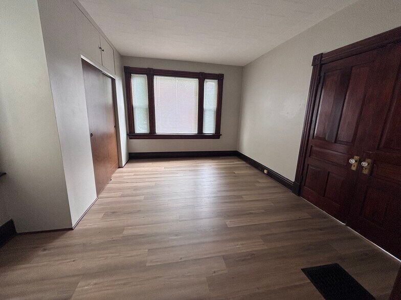 Spacious bedroom measuring approx. 12'9" x 14'2" - 4822 Oak St