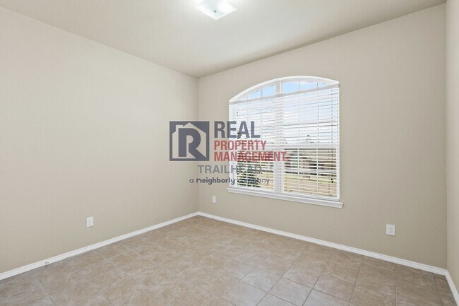 Building Photo - Modern 4-Bed Home in Prime Location
