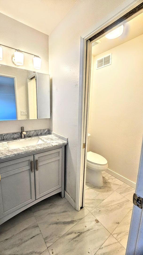 Building Photo - Gorgeous Remodeled 3bed 3bath 2 car garage...