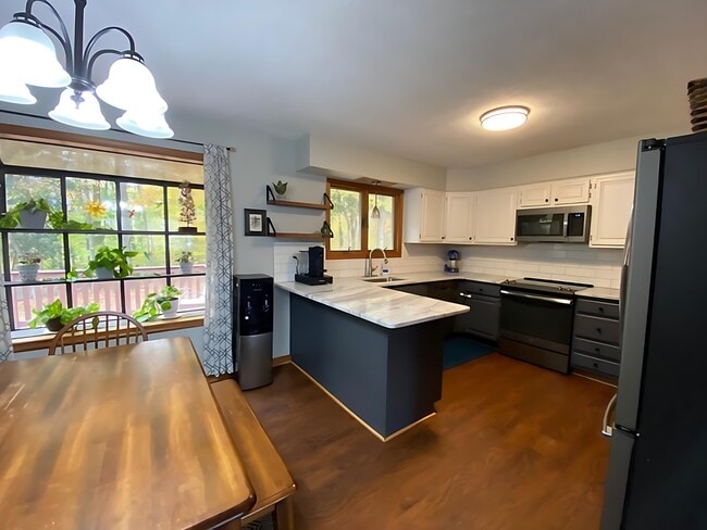 Building Photo - 8624 Valley Dr