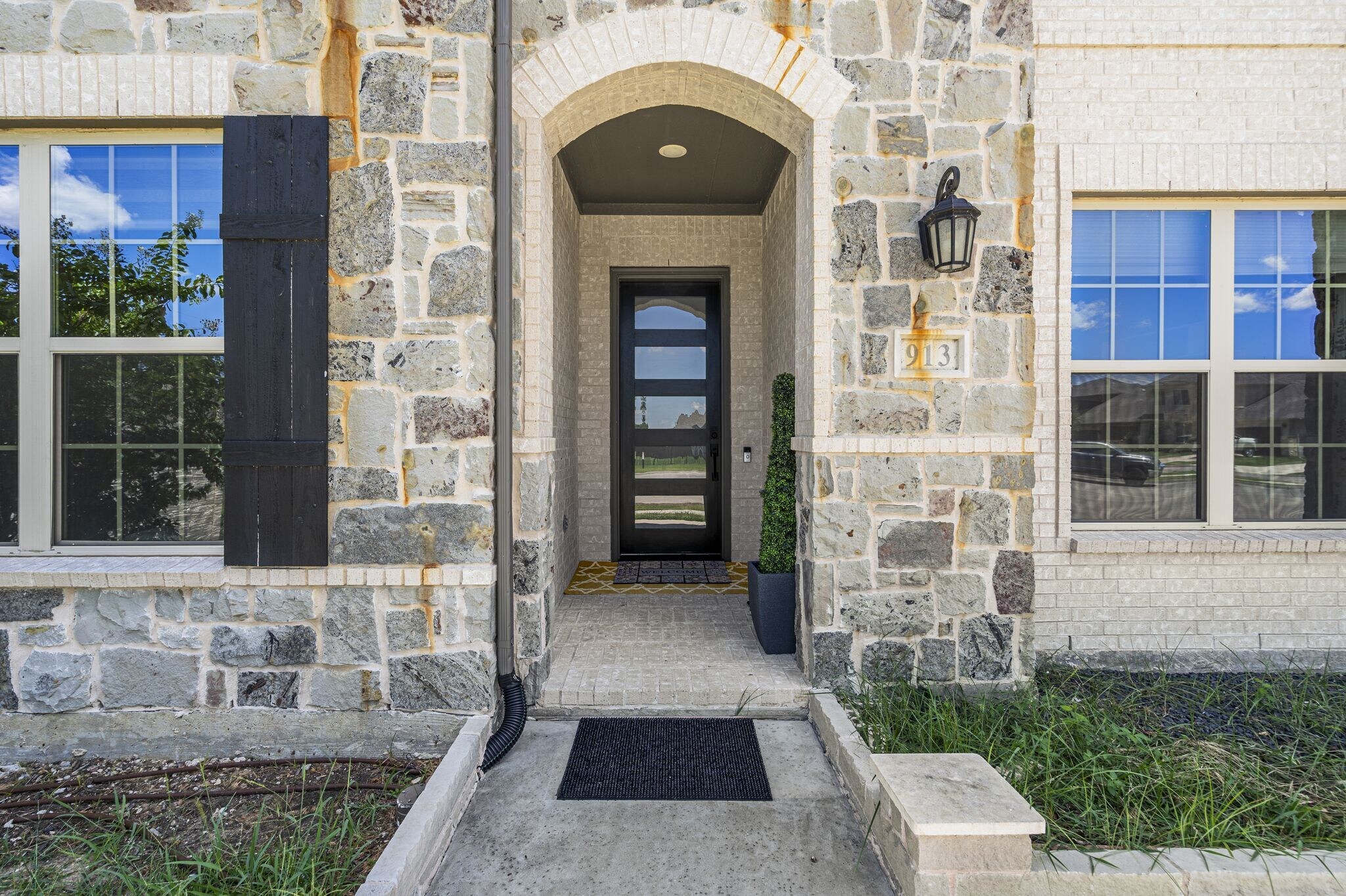 Building Photo - 913 Gingham St