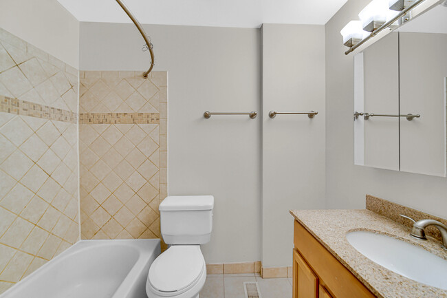 Building Photo - 2301 Knollwood Cir