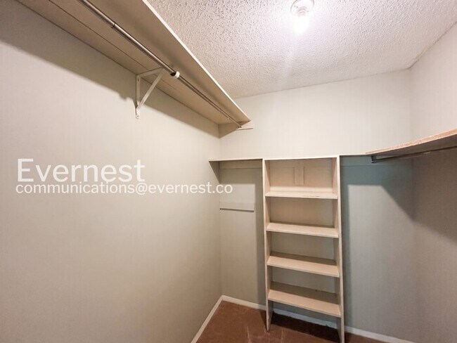 Building Photo - 4 Bed / 2 Bath Modern Home / Pet-Friendly / Available Now!