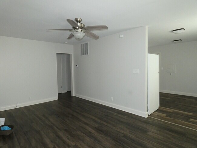 Building Photo - Beautiful Home in North Kansas City School...