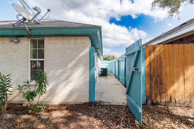 Building Photo - 1105 Lexington Cir