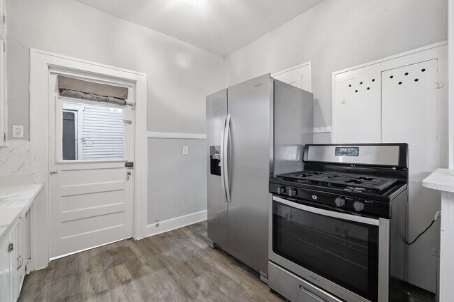 Building Photo - 527 Fulton Ave