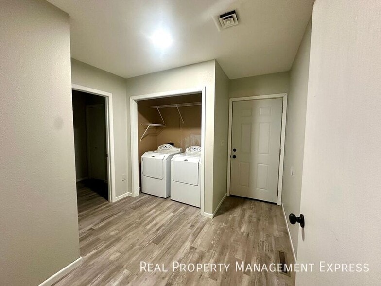 Building Photo - 5 Bedroom 4 Bath Home Blending Luxury and ...