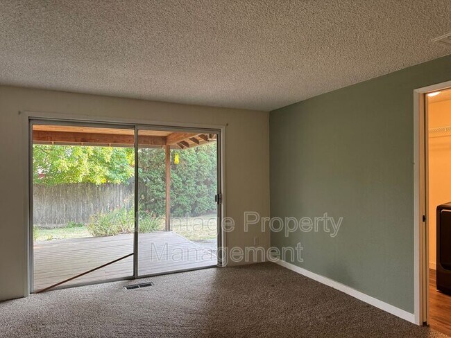 Building Photo - 1440 NW Meadowgreen Pl