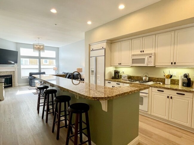 Building Photo - Stunning 2 Bedroom/2.5 Bath Furnished Town...