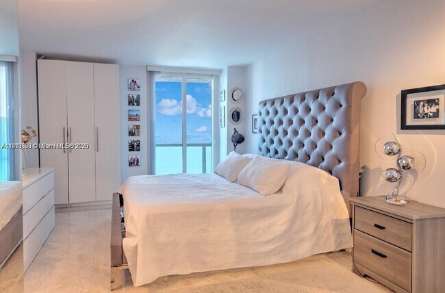 Building Photo - 100 Bayview Dr