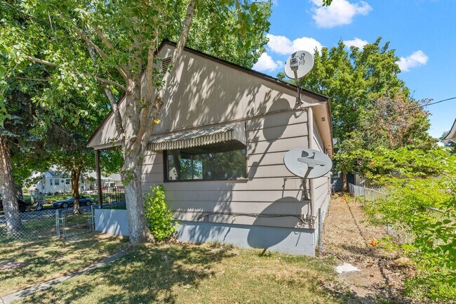 Building Photo - Spacious 4 Bed, 3 Bath Corner Lot Home!