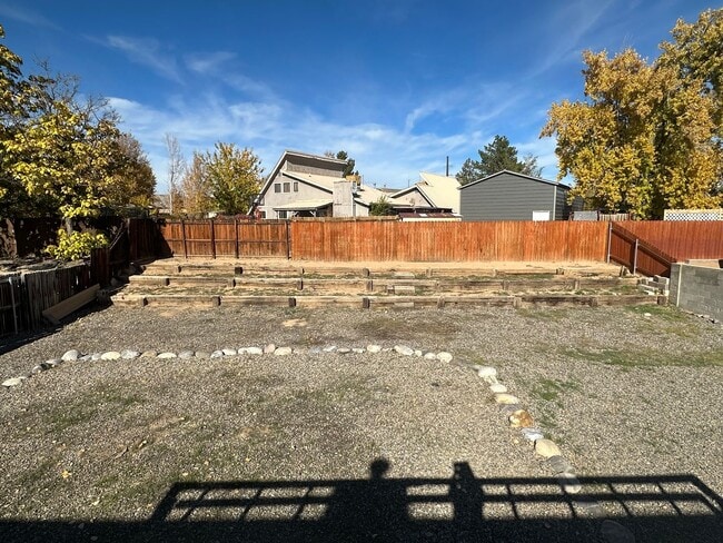 Building Photo - 3 Bedroom 2 Bathroom Home available to ren...