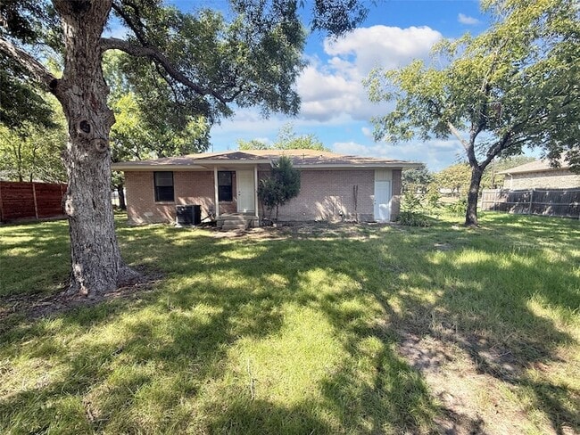 Building Photo - 404 S Coppell Rd