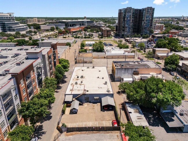 Building Photo - 215 N Walton St