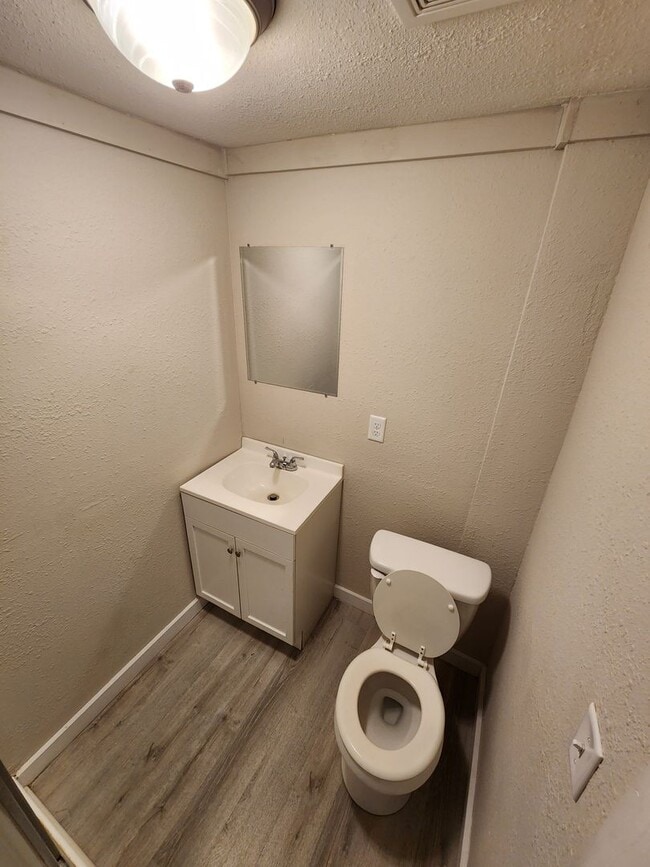 Building Photo - Spacious 1-Bedroom, 1-Bathroom Home AVAILA...