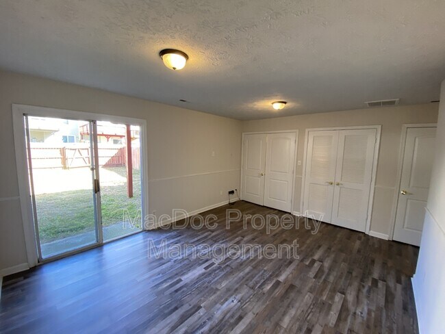 Building Photo - 105 Raquel Ct