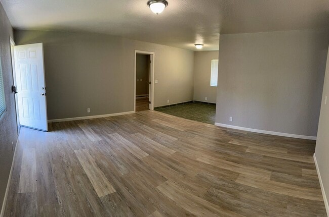 Building Photo - Newly Renovated 3/1 Home w/ Large Yard