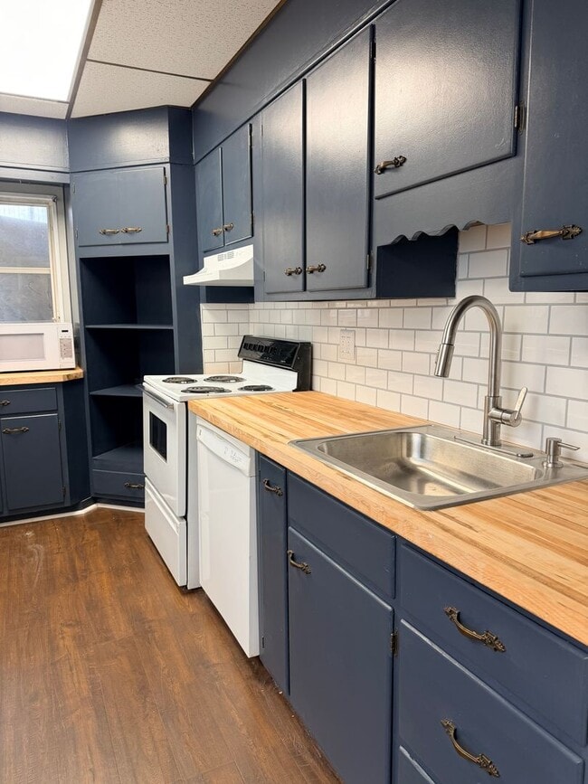 Building Photo - Beautifully remodeled 5/6 bedroom townhouse