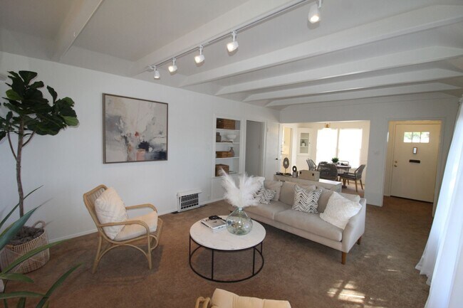 Building Photo - Charming Midtown Ventura Home- 3 Bedroom + 1.75 Bath