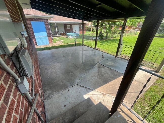 Building Photo - Midtown bungalow, beautiful hard wood floors, lots of natural light.