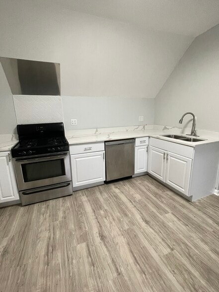 Building Photo - 5858 W Dakin St