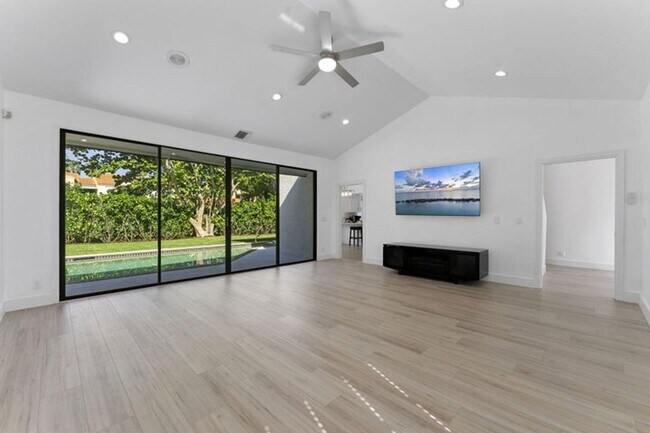 Building Photo - 150 Lucina Dr