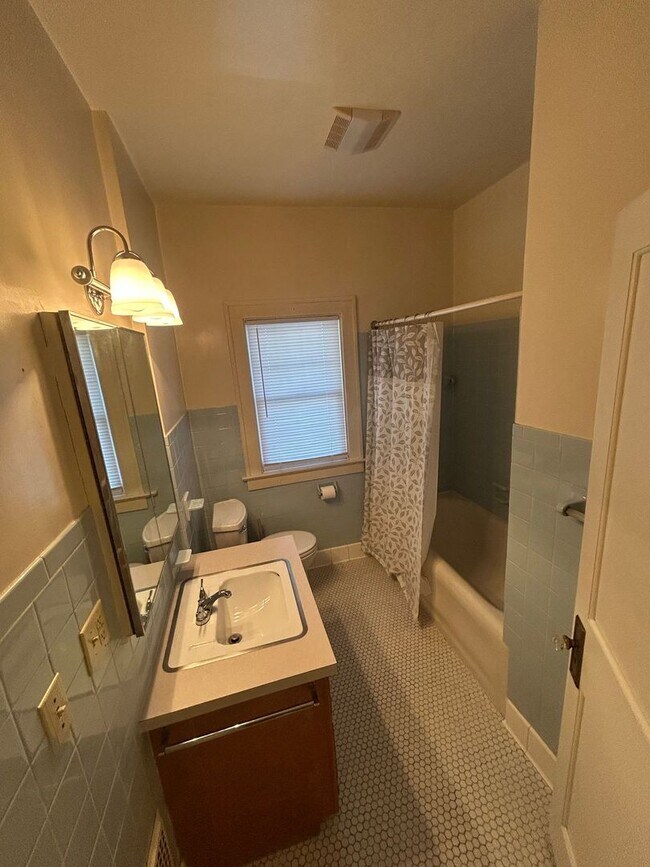 Building Photo - 1439 Vassar Dr